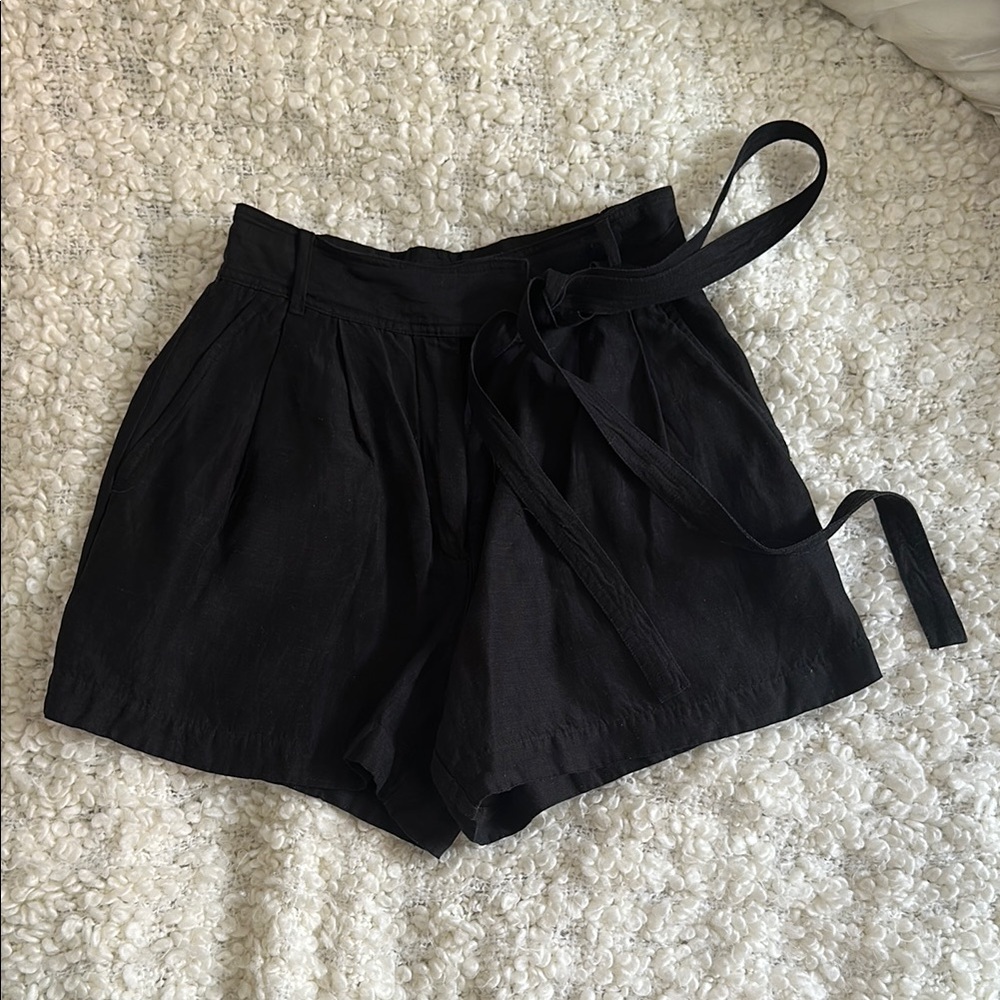 Wilfred High Waist Black Shorts with Relaxed Fit